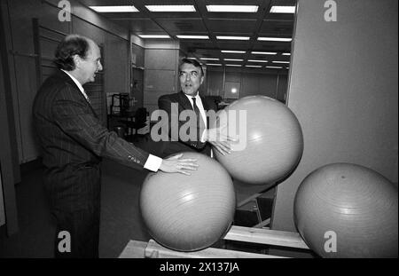 Wien am 31. Januar 1991: Bürgermeister Helmut Zilk eröffnete das neue Allgemeine Krankenhaus (AKH). Im Bild: Zilk (R.) und Univ. Prof. DDR. Edzard Ernst (l.), Leiter der Abteilung für Physikalische Medizin und Rehabilitation. - 19910131 PD0007 - Rechteinfo: Rechte verwaltet (RM) Stockfoto