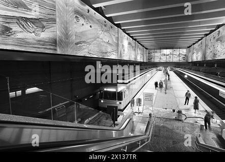 Wien am 6. April 1991: Die neue, fünfte U-Bahnlinie U3, die Erdberg mit Volkstheater verbindet, wurde am 6. April eröffnet. Im Bild: Station 'Volkstheater' mit Mosaik von Prof. Anton Lehmden. - 19910403 PD0005 - Rechteinfo: Rechte verwaltet (RM) Stockfoto