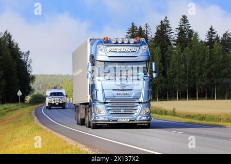 Wunderschön angepasster eisblauer DAF XF Truck Pall Cargo ab vor dem Auflieger auf der Straße. Urjala, Finnland. August 2022. Stockfoto