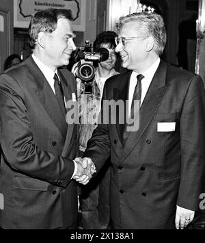 Parteientag der Österreichischen Volkspartei (OEVP) am 28. Juni 1991 in Wien: Erhard Busek (R.), Kandidat für das Präsidentenamt schüttelt sich die Hand mit seinem Gegner Bernhard Goerg (l.) - 19910628 PD0016 - Rechteinfo: Rights Managed (RM) Stockfoto