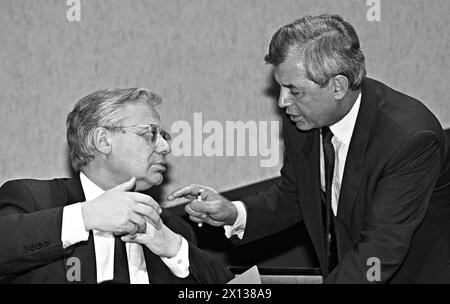 Parteiversammlung der Österreichischen Volkspartei (OEVP) am 28. Juni 1991 in Wien: Erhard Busek (l.), Kandidat für das Amt als Vorsitzender und derzeitiger Vorsitzender Josef Riegler. - 19910628 PD0018 - Rechteinfo: Rechte verwaltet (RM) Stockfoto