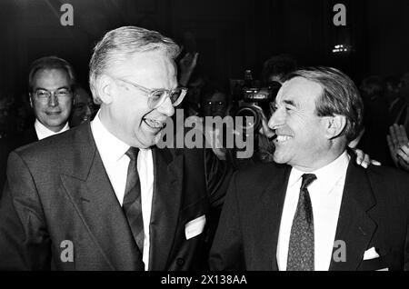 Parteiversammlung der Österreichischen Volkspartei (OEVP) am 28. Juni 1991 in Wien: Erhard Busek (l.), der zum 11. Parteivorsitzenden und Zweiter Parlamentspräsident Robert Lichael (R.) gewählt wurde - 19910628 PD0017 - Rechteinfo: Rights Managed (RM) Stockfoto