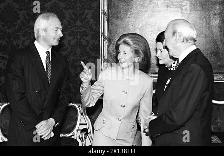 Wien am 9. September 1991: Österreichs Bundespräsident Kurt Waldheim (rechts) und seine Ehefrau Elisabeth treffen Prinz Hans-Adam von Liechtenstein II. (Links) und seine Ehefrau Prinzessin Marie Aglae (Mitte) in Wien. - 19910909 PD0005 - Rechteinfo: Rechte verwaltet (RM) Stockfoto