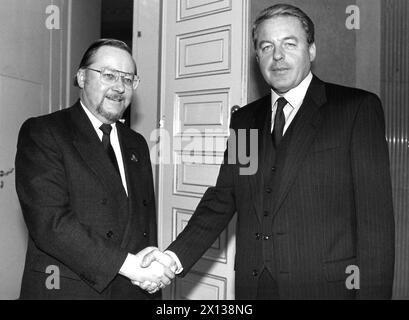 Am 7. November 1991 empfängt der österreichische Bundeskanzler Franz Vranitzky (rechts) den litauischen Präsidenten Vyautas Landsbergis. - 19911107 PD0009 - Rechteinfo: Rechte verwaltet (RM) Stockfoto