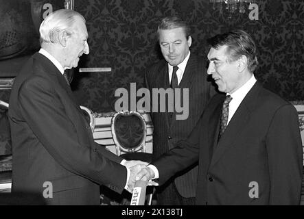 Am 9. Dezember 1991 schwört Bundespräsident Kurt Waldheim Helmut Zilk (SPOE) in sein Amt als Bürgermeister von Wien. Im Bild (v.l.t.r.): Kurt Waldheim, Bundeskanzler Franz Vranitzky und Helmut Zilk. - 19911209 PD0005 - Rechteinfo: Rechte verwaltet (RM) Stockfoto