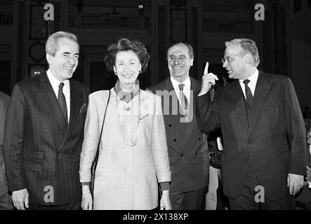 Wien am 12. Dezember 1991: Thomas Klestil, Generalsekretär des österreichischen außenministeriums, wurde als Kandidat für die bevorstehenden Präsidentschaftswahlen der Volkspartei vorgestellt. Foto (l-r): Außenminister Alois Mock, Edith Klestil (Ehefrau), Thomas Klestil und Vorsitzender Erhard Busek. - 19911212 PD0006 - Rechteinfo: Rechte verwaltet (RM) Stockfoto