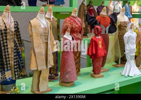 KL, Malaysia - April 10,2024 : Ausstellung „Weaving Threads of Heritage“ im Pavilion Kuala Lumpur. Stockfoto