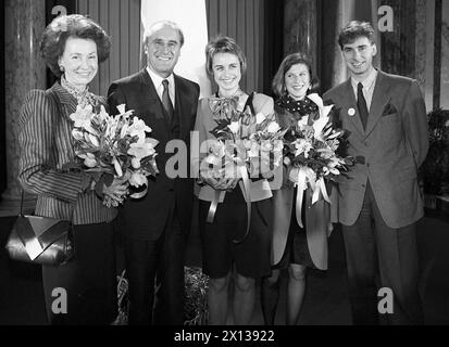 (l-r): Edith Klestil, Thomas Klestil, Kandidat für die Präsidentschaft der Österreichischen Volkspartei OEVP (r), ihre Schwiegertochter Katharina und ihr Sohn Thomas zu Beginn des Wahlkampfes am 6. März 1992 in der Wiener Hofburg. - 19920306 PD0018 - Rechteinfo: Rechte verwaltet (RM) Stockfoto