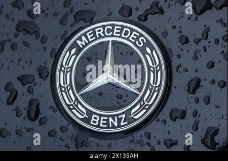 Gasiveren Zypern 03.23.2024 – Mercedes-Logo auf der Motorhaube mit Regentropfen 3 Stockfoto