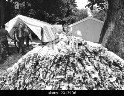 500 bis 600 Flüchtlinge aus Bosnien kamen am 30 in Wien an. Juni 1992 . Foto: Betten für das Flüchtlingslager in Laxenburg. - 19920630 PD0003 - Rechteinfo: Rechte verwaltet (RM) Stockfoto