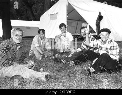 Am 01. Juli 1992 500 bis 600 Kriegsflüchtlinge aus Bosnien kamen im Flüchtlingslager Laxenburg an. - 19920701 PD0009 - Rechteinfo: Rechte verwaltet (RM) Stockfoto