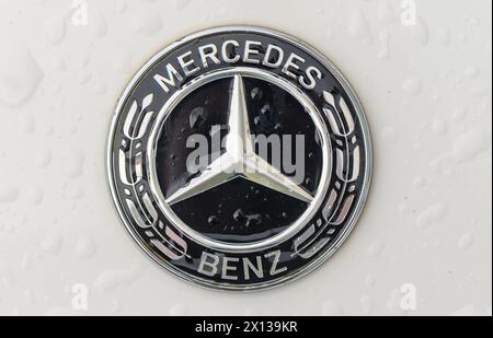 Gasiveren Zypern 03.23.2024 – das Symbol Mercedes Benz ist auf der Motorhaube des Fahrzeugs angebracht, die von Wassertropfen bedeckt ist. 3 Stockfoto