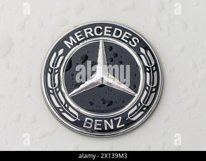 Gasiveren Zypern 03.23.2024 – Mercedes-Logo auf der Motorhaube mit Regentropfen 1 Stockfoto