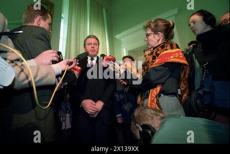 Der österreichische Bundeskanzler Franz Vranitzky spricht nach dem ministerrat in Wien am 2. Februar 1993 mit Journalisten. - 19930202 PD0005 - Rechteinfo: Rechte verwaltet (RM) Stockfoto