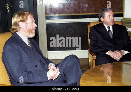 US-Professor und renommierter Autor John Naisbitt (l) besuchte am 10. März 1993 den österreichischen Bundeskanzler Franz Vranitzky in Wien. - 19930310 PD0038 - Rechteinfo: Rechte verwaltet (RM) Stockfoto