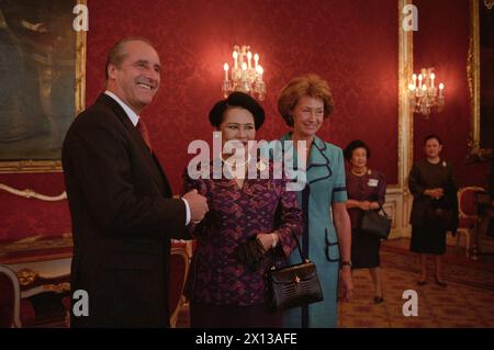 Wien am 1. Juni 1993: Österreichs Bundespräsident Thomas Klestil (l.) begrüßt Königin Sirkit (c.), die in Wien zur Eröffnung der Ausstellung „700 Jahre Thailand – Schätze des Reiches“ besucht. Rechts: Klestils Frau Edith. - 19930601 PD0002 - Rechteinfo: Rechte verwaltet (RM) Stockfoto