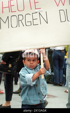 Junger Demonstrant mit dem Schild "heute wir - morgen Sie" während einer Demonstration in Wien gegen Rassismus und Fremdenfeindlichkeit am 13. Juni 1993. - 19930613 PD0011 - Rechteinfo: Rechte verwaltet (RM) Stockfoto