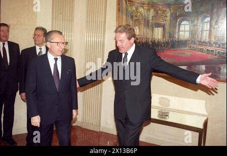 Jacques Delors, Vorsitzender des EG-Ausschusses, bei einem Treffen in Wien mit dem österreichischen Bundeskanzler Franz Vranitzky (l.) am 1. Oktober 1993. - 19931001 PD0003 - Rechteinfo: Rechte verwaltet (RM) Stockfoto