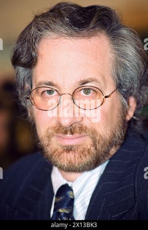 US-Regisseur Steven Spielberg bei der Premiere seines neuen Films „Schindlers Liste“ in Wien am 16. Februar 1994. - 19940216 PD0006 - Rechteinfo: Rechte verwaltet (RM) Stockfoto