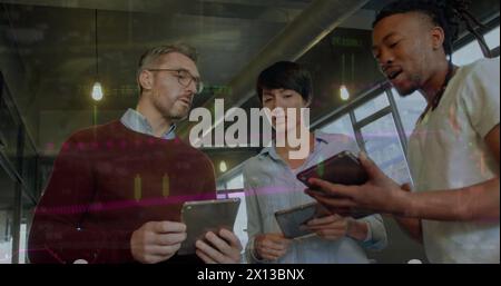 Bild der Verarbeitung von Finanzdaten über verschiedene Geschäftsleute, die elektronische Geräte verwenden Stockfoto