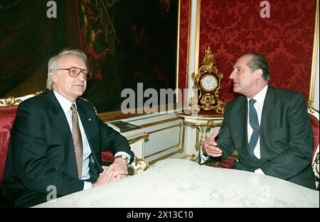 Wien am 24. März 1994: Treffen zwischen Bundespräsident Thomas Klestil (R.) und dem bayerischen Ministerpräsidenten Edmund Stoiber. - 19940324 PD0007 - Rechteinfo: Rechte verwaltet (RM) Stockfoto