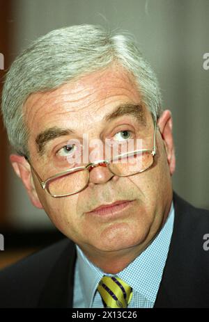 Wien am 7. April 1994: Klaus Liebscher, Generaldirektor der Raiffeisen Zentralbank, auf einer Bilanzpressekonferenz. - 19940407 PD0005 - Rechteinfo: Rechte verwaltet (RM) Stockfoto