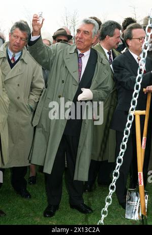 Wiener Bürgermeister Helmut Zilk (SPOE, Sozialdemokraten) beim Spatenstich zum Bau einer Autobahn A 22 Betonschalung in Wien am 7. April 1994. - 19940409 PD0005 - Rechteinfo: Rechte verwaltet (RM) Stockfoto