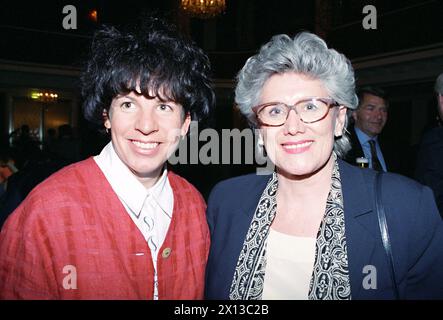 Eine Kostümparty für österreichische Wintersportstars fand am 7. April 1994 in Wien statt. Bild: Rodelsiegerin Doris Neuner und österreichische Gesundheitsminderin Christa Krammer (R.). - 19940407 PD0007 - Rechteinfo: Rechte verwaltet (RM) Stockfoto