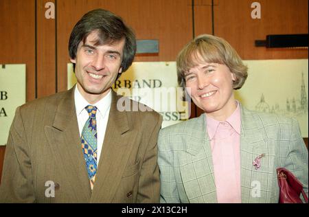 Wien am 7. April 1994: Pressekonferenz mit Peter Weiss, Vorsitzender der Demokratischen Linken Partei der Slowakei, und Brigita Schmoegnerova, Vizepremierministerin und zuständig für Wirtschaftsfragen. - 19940407 PD0006 - Rechteinfo: Rechte verwaltet (RM) Stockfoto