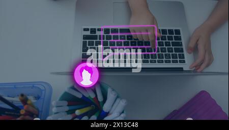 Bild von Social-Media-Symbolen und Datenverarbeitung über Frauen, die Laptop verwenden Stockfoto