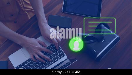 Bild von Social-Media-Symbolen und Datenverarbeitung über Frauen, die Laptop verwenden Stockfoto