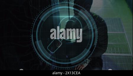 Bild eines Lupenscanners über einem männlichen afroamerikaner, der im Serverraum arbeitet Stockfoto