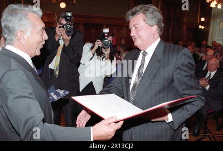 Der ehemalige Stadtrat der SPOE und Präsident des Wiener landtags Fritz Hofmann erhält von Bürgermeister Helmut Zilk (links) den Ehrenpreis „Citzicen von Wien“. - 19940418 PD0007 - Rechteinfo: Rechte verwaltet (RM) Stockfoto