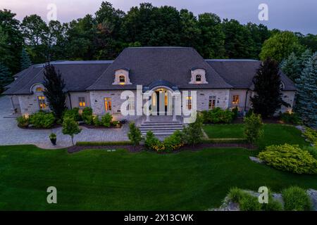 Erleben Sie den Reiz luxuriöser, Millionen-Dollar-Häuser in faszinierenden Landschaften der Dämmerung. Erkunden Sie atemberaubende Garten- und Hinterhofdesigns unter der Nacht Stockfoto