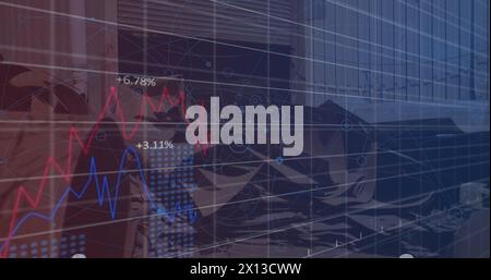 Das Bild zeigt Finanzdaten und Diagramme, die über einem Schrottplatz generiert werden Stockfoto