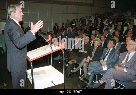 Wien am 7. Oktober 1994: Bundeskanzler Franz Vranitzky hält eine Rede bei der Eröffnungsfeier des neuen Allgemeinen Krankenhauses Wien (AKH). In der ersten Reihe (l-r): Wiens Bürgermeister Helmut Zilk, Wissenschaftsminister Erhard Busek, Gesundheitsministerin Christa Krammer, bundestagspräsident Heinz Fischer und Vize-Bürgermeister Hans Mayr. - 19940607 PD0002 - Rechteinfo: Rechte verwaltet (RM) Stockfoto