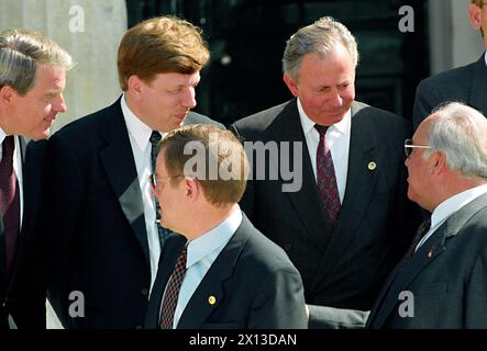 Korfu am 25. Juni 1994: EU-Gipfel der staats- und Regierungschefs. Auf dem Bild (l-r): Bundeskanzler Franz Vranitzky (Österreich), Ministerpräsident Carl Bildt (Schweden), Ministerpräsident Poul Nyrup Rasmussen (Front, Dänemark), Ministerpräsident Jaques Santer (Luxemburg) und Bundeskanzler Helmut Kohl (Deutschland), aufgenommen während sie sich für das Familienporträt bilden. - 19940624 PD0040 - Rechteinfo: Rechte verwaltet (RM) Stockfoto