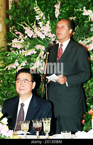 Wien am 29. Juni 1994: Der chinesische Premierminister Li Peng reist zu einem fünftägigen Besuch in Wien. Im Bild: Li Peng und Österreichs Bundespräsident Thomas Klestil während der offiziellen Begrüßungszeremonie. - 19940629 PD0003 - Rechteinfo: Rechte verwaltet (RM) Stockfoto