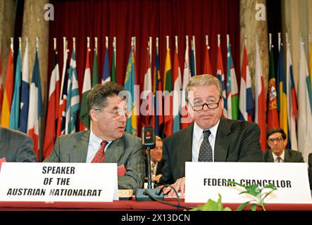 Die dritte parlamentarische Sitzung der Konferenz für Sicherheit und Zusammenarbeit in Europa (KSZE) wurde am 5. Juli 1994 in Wien eröffnet. Auf dem Bild: Der österreichische parlamentspräsident Heinz Fischer (l) und der österreichische Bundeskanzler Franz Vranitzky. - 19940705 PD0001 - Rechteinfo: Rechte verwaltet (RM) Stockfoto