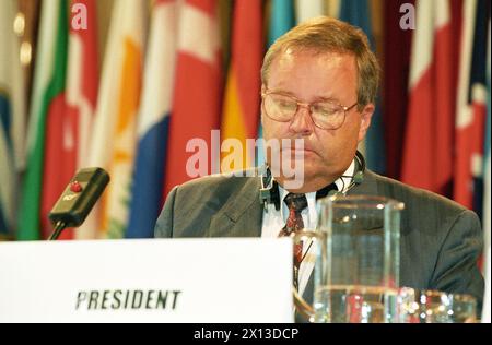 Die dritte parlamentarische Sitzung der Konferenz für Sicherheit und Zusammenarbeit in Europa (KSZE) wurde am 5. Juli 1994 in Wien eröffnet. Auf dem Bild: Der Vorsitzende des Treffens Ilkka Suominen. - 19940705 PD0006 - Rechteinfo: Rechte verwaltet (RM) Stockfoto