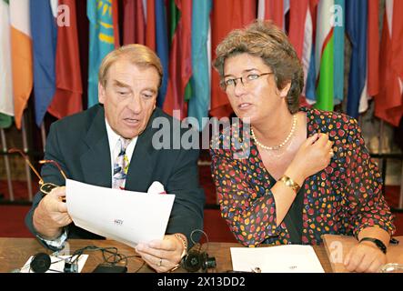 Die dritte parlamentarische Sitzung der Konferenz für Sicherheit und Zusammenarbeit in Europa (KSZE) wurde am 5. Juli 1994 in Wien eröffnet. Im Bild: Der 2. Und 3. Präsident des österreichischen parlaments Robert Lichal (L) und Heide Schmidt (R). - 19940705 PD0002 - Rechteinfo: Rechte verwaltet (RM) Stockfoto