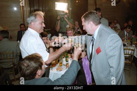 Die dritte parlamentarische Sitzung der Konferenz für Sicherheit und Zusammenarbeit in Europa (KSZE) fand am 6. Juli 1994 in Wien statt. Auf dem Bild: Russischer Vorsitzender der Liberaldemokratischen Partei Russlands Wladimir Schirinowski (links), der kam, obwohl er vom österreichischen Parlamentspräsidenten Heinz Fischer entladen wurde. - 19940706 PD0005 - Rechteinfo: Rechte verwaltet (RM) Stockfoto