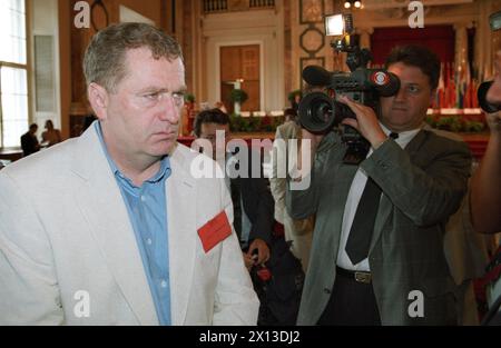 Die dritte parlamentarische Sitzung der Konferenz für Sicherheit und Zusammenarbeit in Europa (KSZE) wurde am 5. Juli 1994 in Wien eröffnet. Auf dem Bild: Russischer Vorsitzender der Liberaldemokratischen Partei Russlands Wladimir Schirinowski (links). - 19940705 PD0019 - Rechteinfo: Rechte verwaltet (RM) Stockfoto