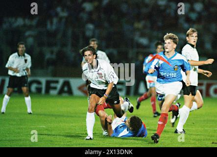 Am 17. August 1994 fand in Klagenfurt ein Freundschaftsspiel Österreichs gegen Russland statt. Russland gewinnt mit 3:0. Im Bild: Österreicher Wolfgang Feiersinger (l.) gegen einen russischen Spieler. - 19940817 PD0003 - Rechteinfo: Rechte verwaltet (RM) Stockfoto