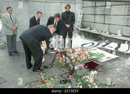 Wien am 13. Oktober 1994: Während der traditionellen Partei des Wiener Studentenverbandes wegen des beginnenden Wintersemesters kollabierende Baluster an der Universität Wien forderten ein Opfer. Im Bild: Wissenschaftsminister Erhard Busek legt am 14. Oktober 1994 eine Niederlassung an der Unfallstelle an. - 19941014 PD0013 - Rechteinfo: Rechte verwaltet (RM) Stockfoto