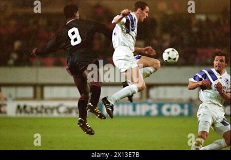 Fußball UEFA Champions League 1995/1995 - SV Casino Salzburg gegen Ajax Amsterdam am 19. Oktober 1994 im Ernst Happel Stadion in Wien. Im Bild: (f.l.t.r.) Clarence Seedorf (Ajax) gegen Martin Hiden und Heimo Pfeifenberger (Salzburg) - 19941019 PD0005 - Rechteinfo: Rights Managed (RM) Stockfoto