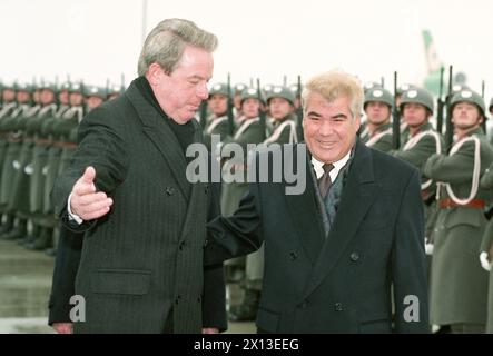 Der österreichische Bundeskanzler Franz Vranitzky wekziert den türkischen Präsidenten Saparmurad Nijasow (R) am 14. November 1994 in Wien. - 19941114 PD0001 - Rechteinfo: Rechte verwaltet (RM) Stockfoto