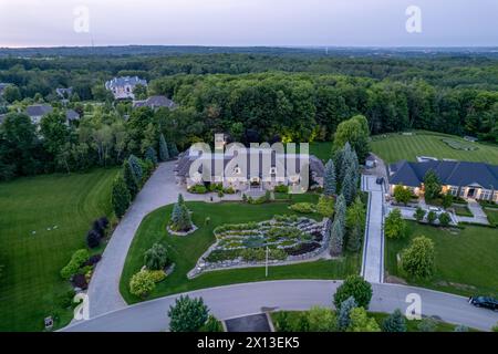 Erleben Sie den Reiz luxuriöser, Millionen-Dollar-Häuser in faszinierenden Landschaften der Dämmerung. Erkunden Sie atemberaubende Garten- und Hinterhofdesigns unter der Nacht Stockfoto