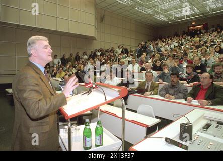 Wien am 9. Februar 1995: 1,000 Krankenhausärzte aus ganz Österreich behaupteten bei einer Kundgebung im neuen Wiener Allgemeinen Krankenhaus (AKH) bessere Beschäftigungsbedingungen und eine höhere Mitbestimmung in der Gesundheitspolitik. Auf dem Bild: Michael Neuman, Präsident der Ärztekammer, bei der Kundgebung. - 19950209 PD0012 - Rechteinfo: Rechte verwaltet (RM) Stockfoto