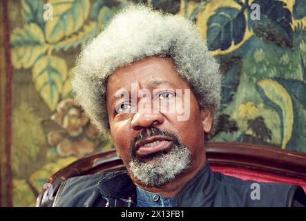 Die nigerianische Autorin Wole Soyinka (Bild) bei einer Presseangenz anlässlich der Susanne Wenger-Ausstellung im Literaturverein Wien am 14. März 1995. 1986 erhielt er als erster Afrikaner den Nobelpreis für Literatur und ist seither der einzige. - 19950314 PD0001 - Rechteinfo: Rechte verwaltet (RM) Stockfoto